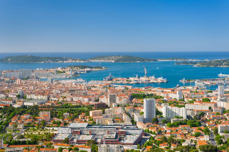 Réserver un transport médical pour un centre médical entre Toulon et Marseille